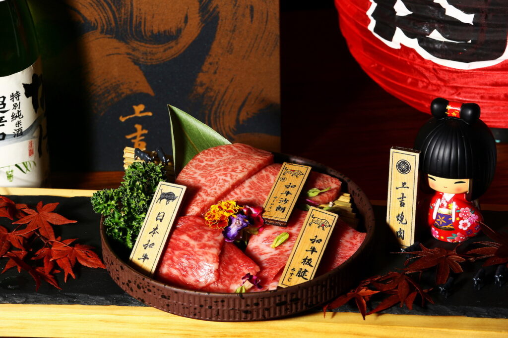 上吉燒肉「燒肉片三種盛合」,即日起至11月30日預訂優惠價1680元;10月1日至11月30日來店現點1980元 。