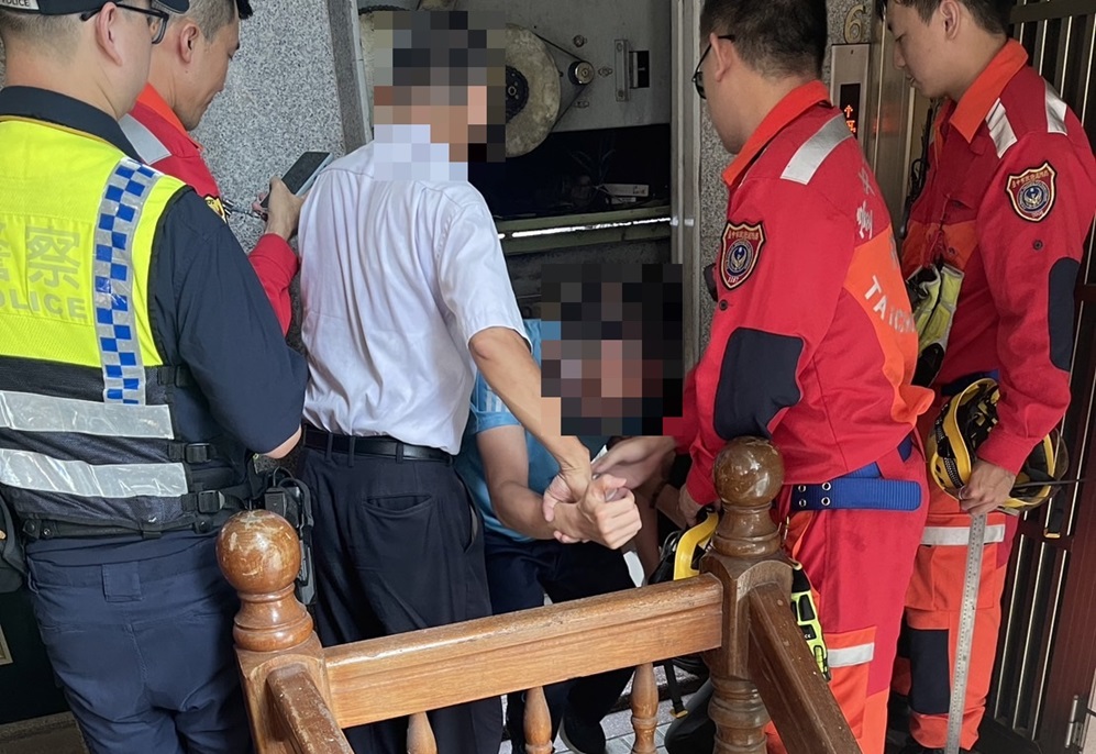 ▲圖說:社區電梯故障卡在五六樓間,警消和維修人員合力將兩名受困民眾救出 (圖/台中市政府 提供)