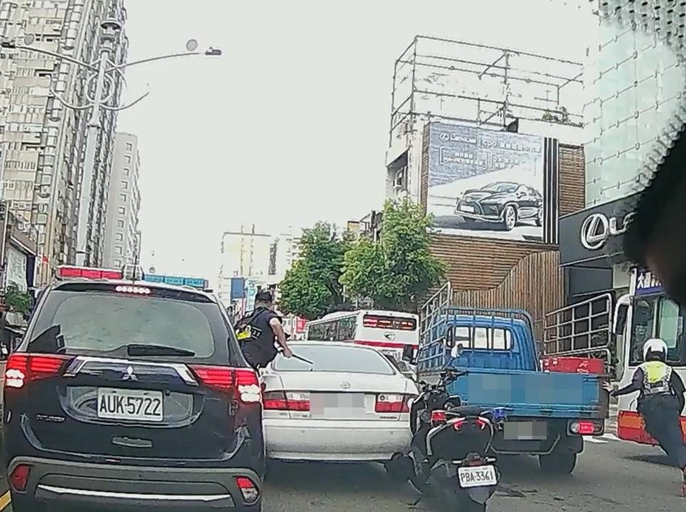 懸掛報廢車牌高速逃逸 警網包夾攔截逮瘋狂駕駛 209 cnews204240925a01