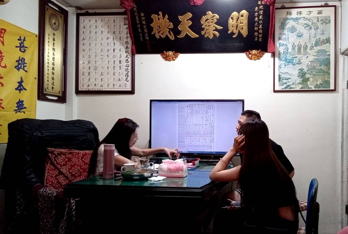 秉持慈悲心與專業精神,立志幫助世人解開人生中的種種迷津。 (圖/曾盈鳳提供)