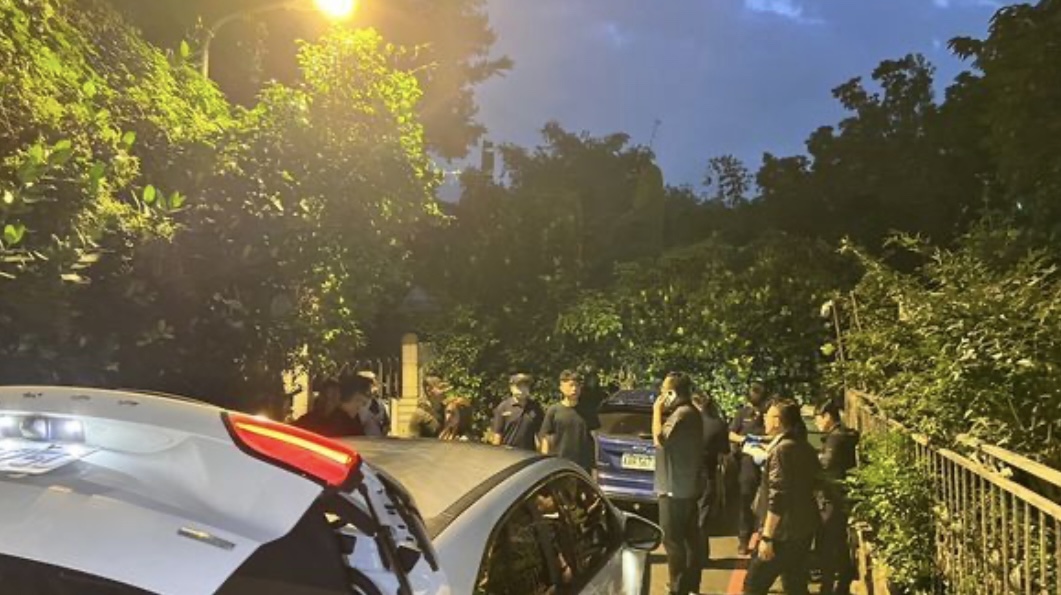 刑事局警方圍捕犯嫌。(記者徐煜勝翻攝)