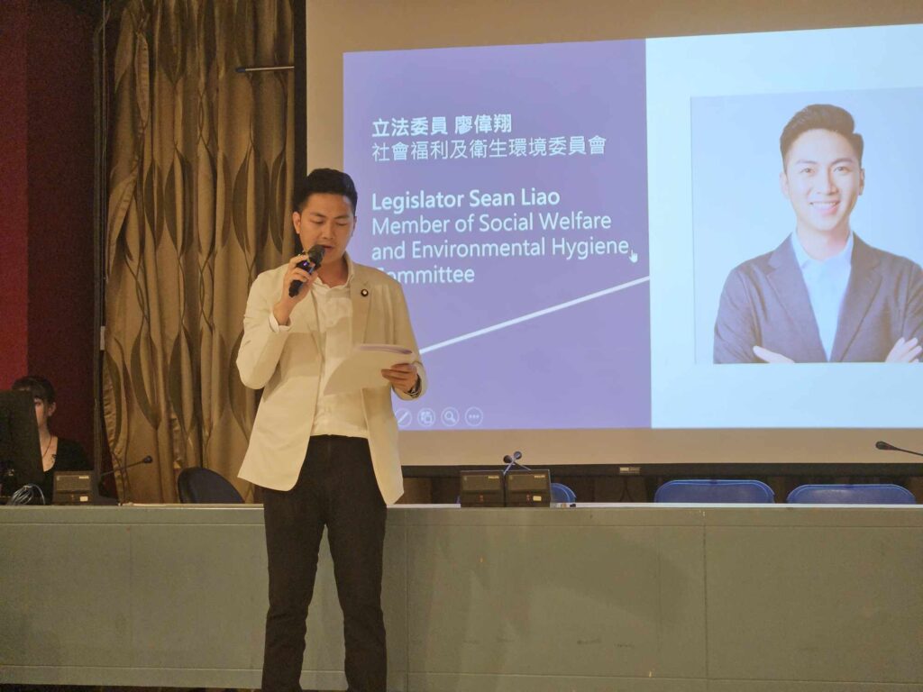 「移民與台灣的未來:探討人口下降和高齡化的時代,所謂「台灣人」意味著什麼?」活動 - 廖偉翔委員委員致詞。(照片提供:台灣全球連結發展協會)