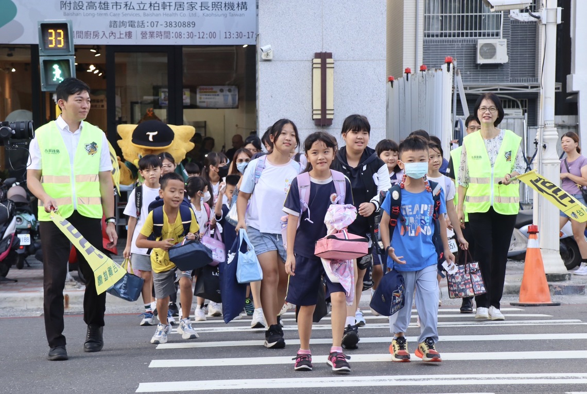 漾新聞|吳立森張淑娟兩局長攜手台鋼雄鷹棒球隊護童充當「一日導護志工」