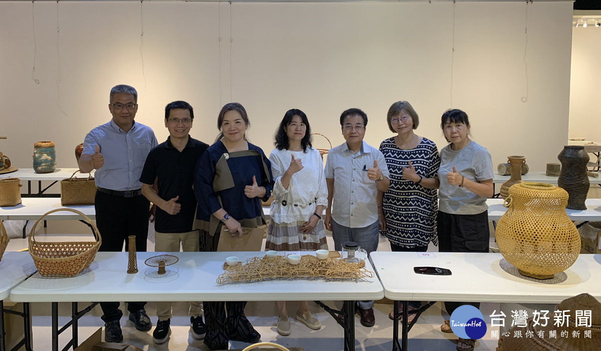 竹藝產品開發競賽評審嚴謹。（文化局提供）