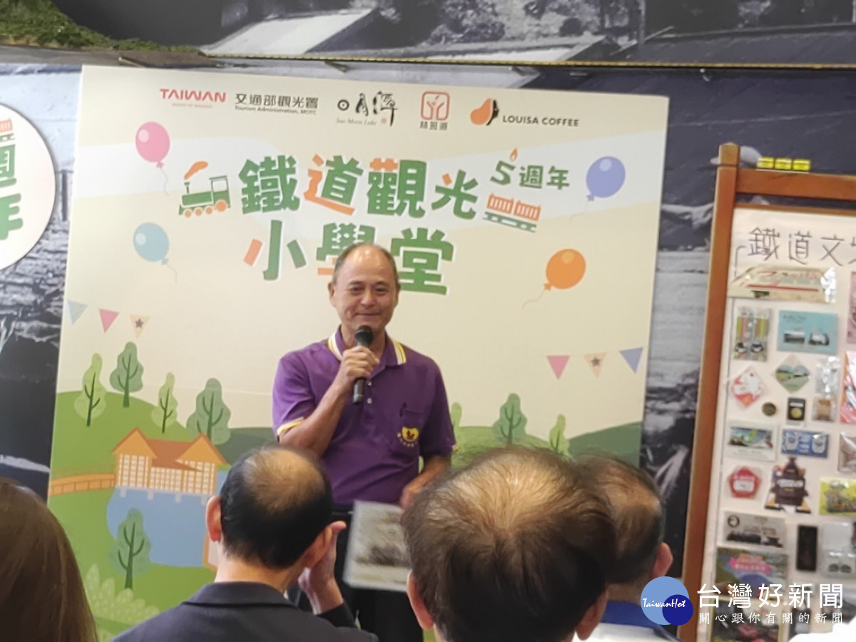 前車埕國小校友胡友誠分享他對這座校園的深厚記憶與故事。(記者/吳素珍攝)