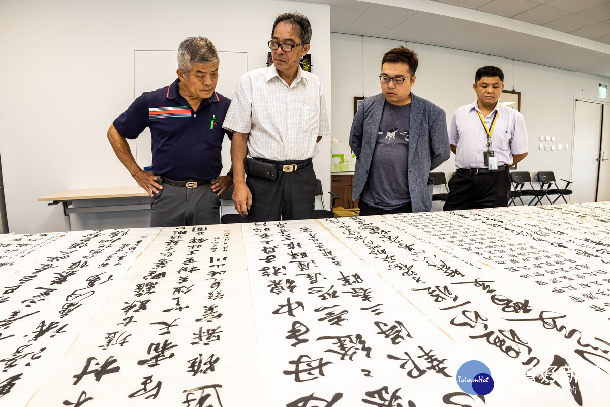 評審委員嚴謹評選書法初賽作品。(上緯公司提供)<br /><br />