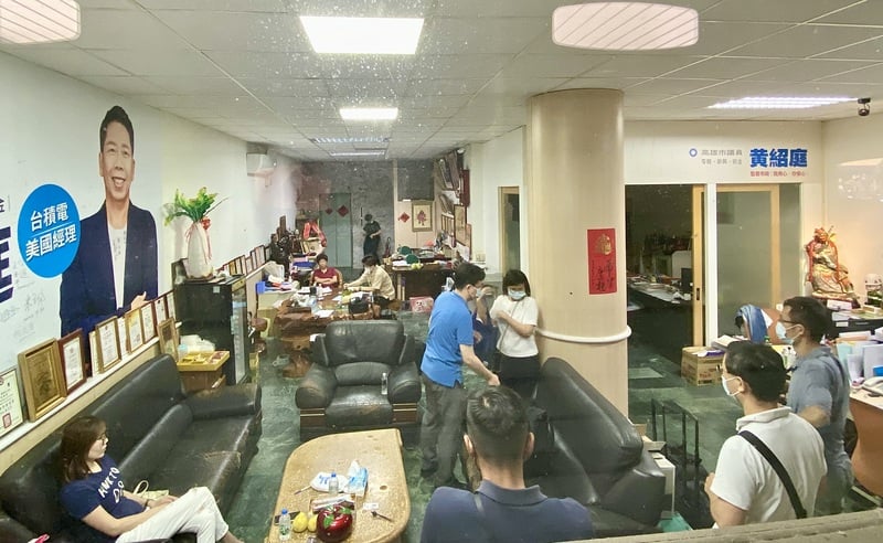 台灣高雄地方檢察署26日指揮法務部調查局高雄市調查處,搜索國民黨高雄市議員黃紹庭住處和服務處。中央社