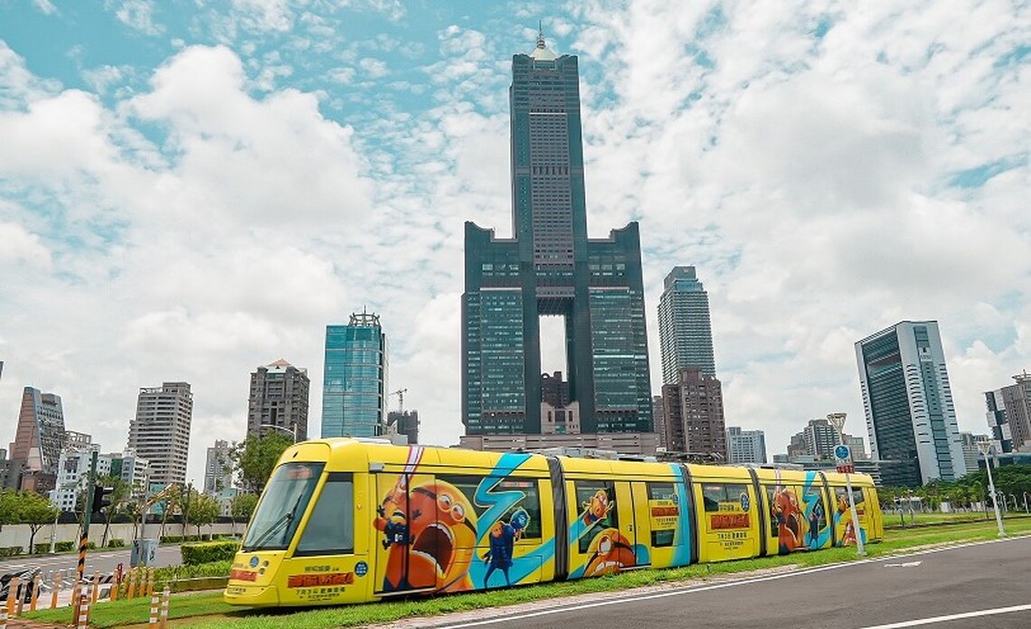 高雄移動的魅力地標  彩繪高雄輕軌列車超吸睛