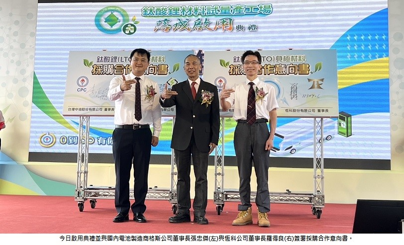 可能是 3 個人和文字的圖像