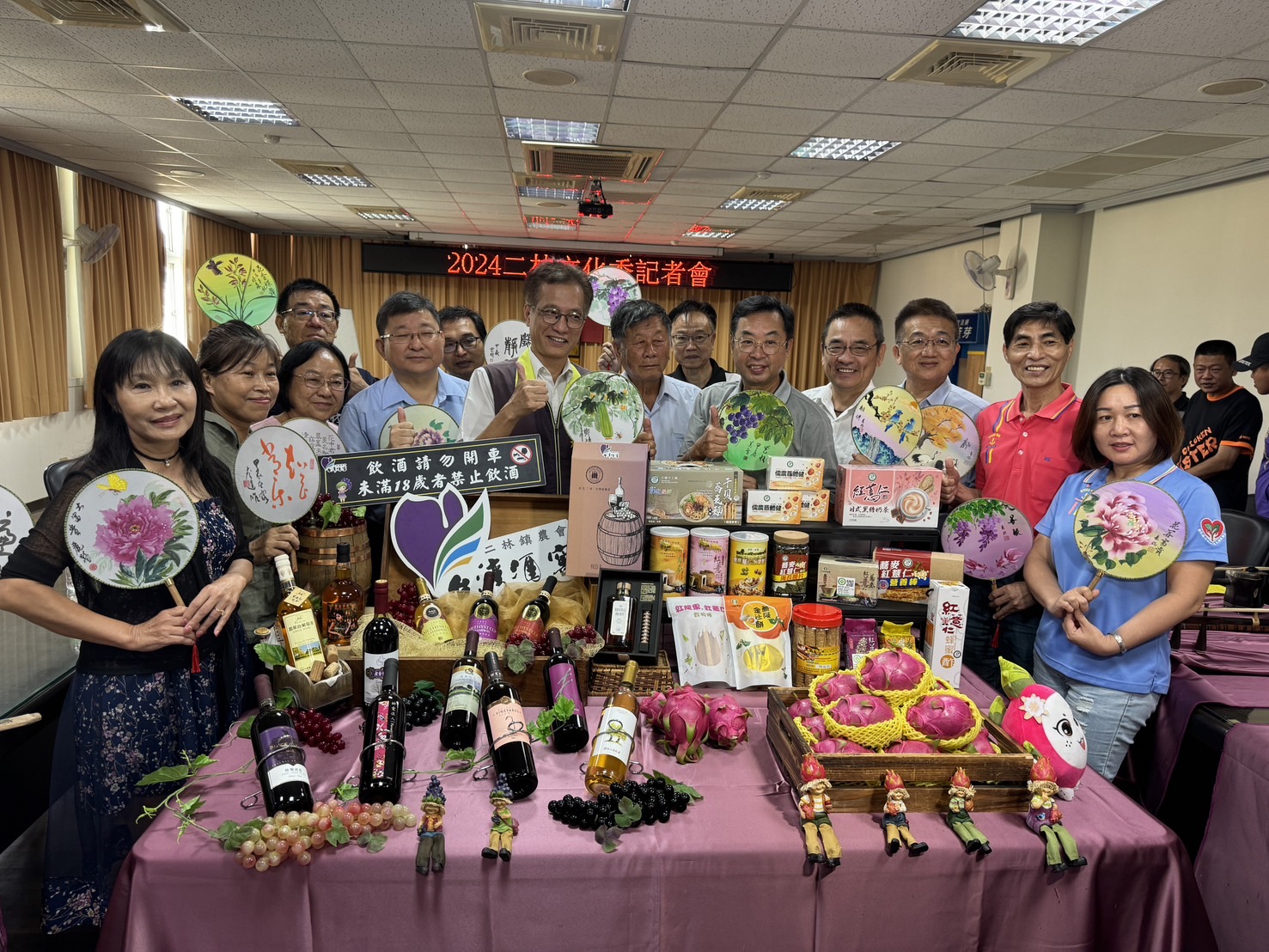 ▲二林文化季今年以「2024紫戀龍情Hi二林」為主題,副縣長林田富、二林鎮農會總幹事邱士平等人邀請民眾感受二林鎮多元的文化氣息及產業特色。(記者張溎壕攝)