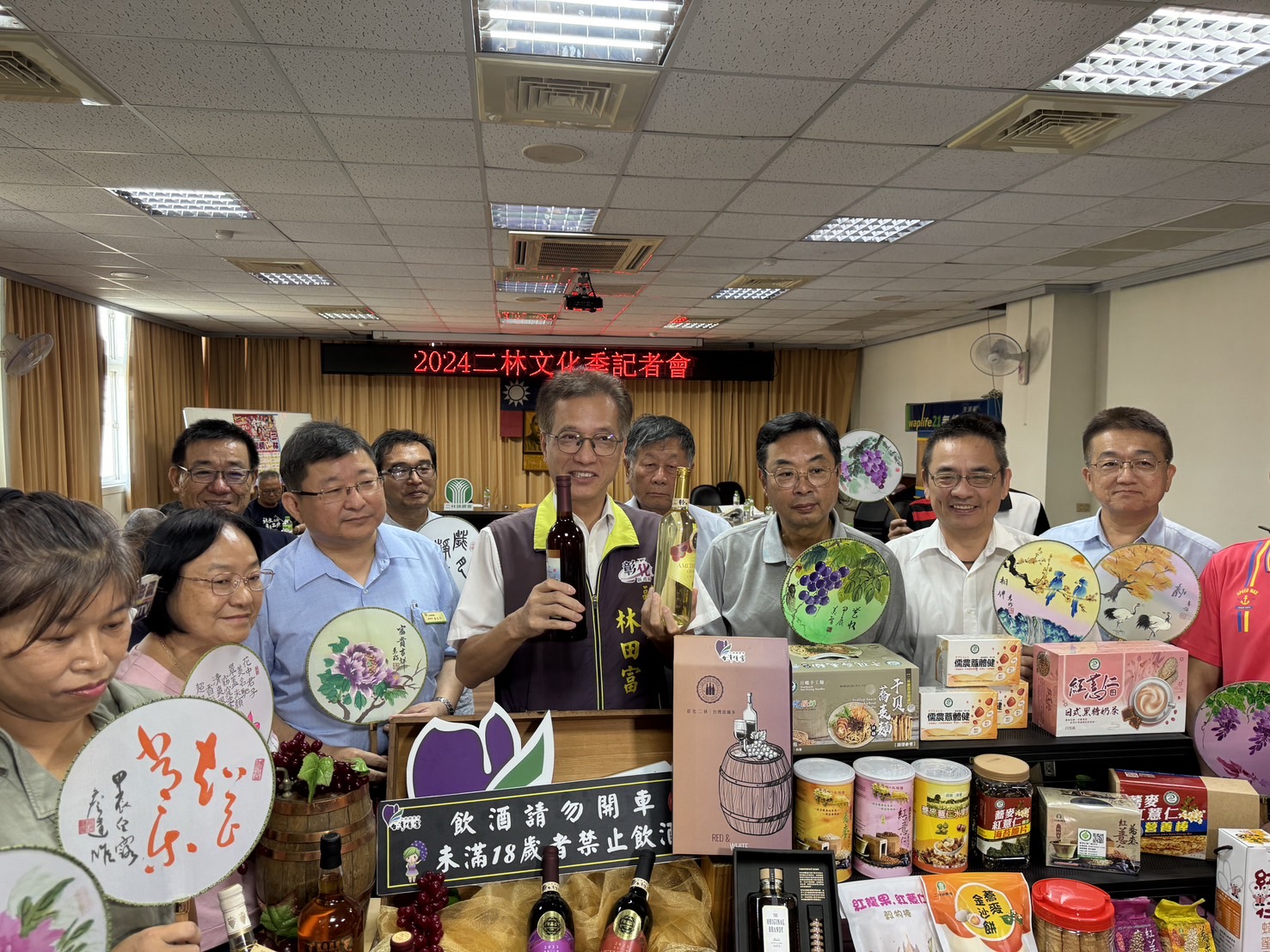 ▲二林文化季今年以「2024紫戀龍情Hi二林」為主題，副縣長林田富、二林鎮農會總幹事邱士平等人邀請民眾感受二林鎮多元的文化氣息及產業特色。（記者張溎壕攝）