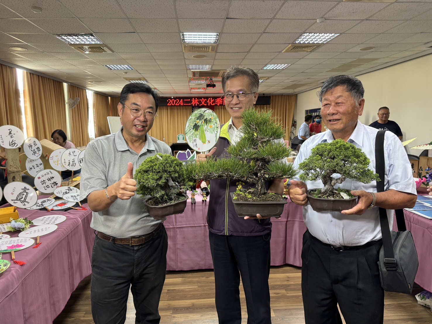 ▲二林文化季今年以「2024紫戀龍情Hi二林」為主題，副縣長林田富、二林鎮農會總幹事邱士平等人邀請民眾感受二林鎮多元的文化氣息及產業特色。（記者張溎壕攝）