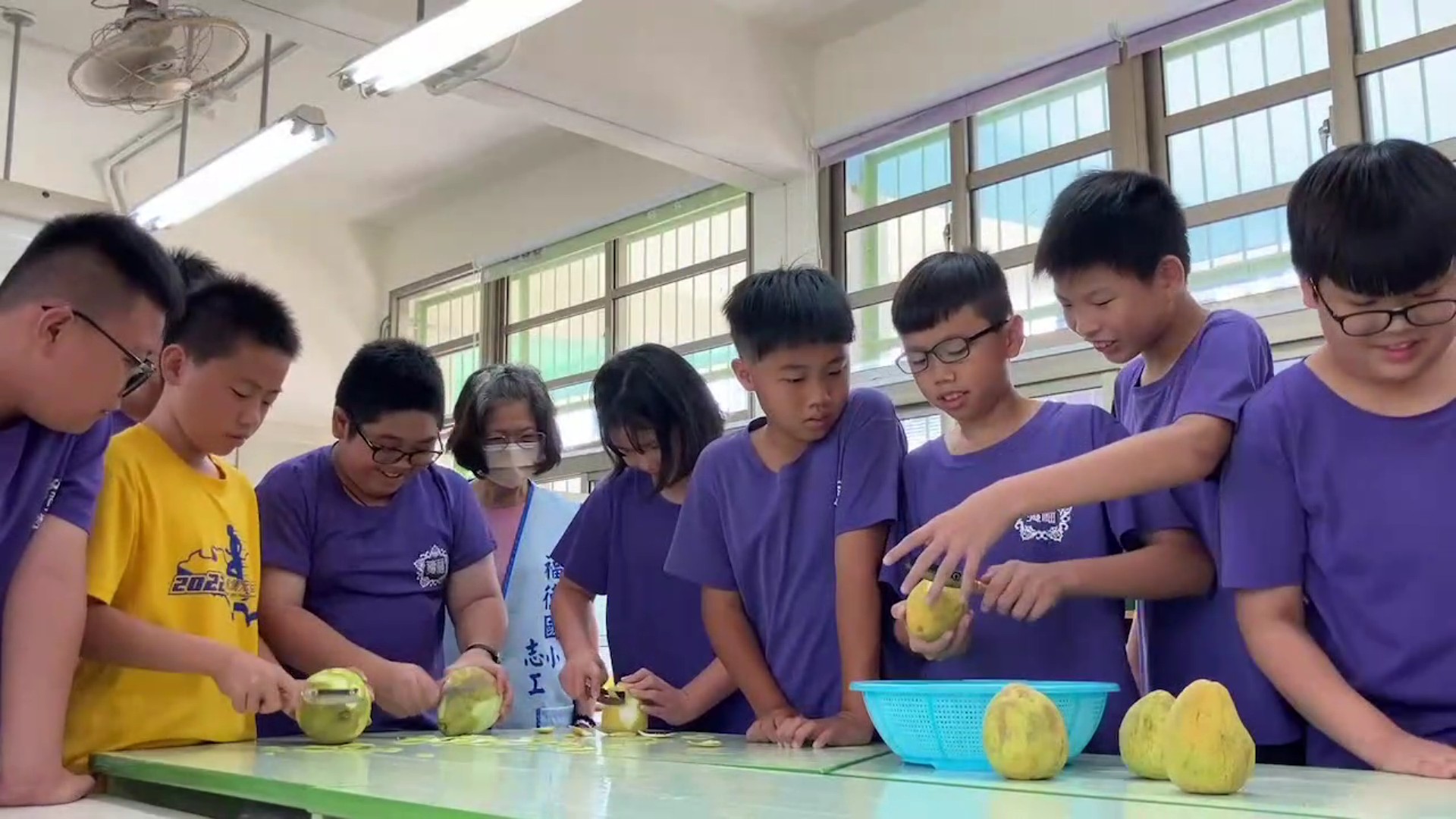 ▲福德國小六年級學生善用柚子皮製作天然洗潔劑，在食農教育成果嘉年華活動中設攤銷售，自行籌措畢業旅讀課程經費。（福德國小提供）