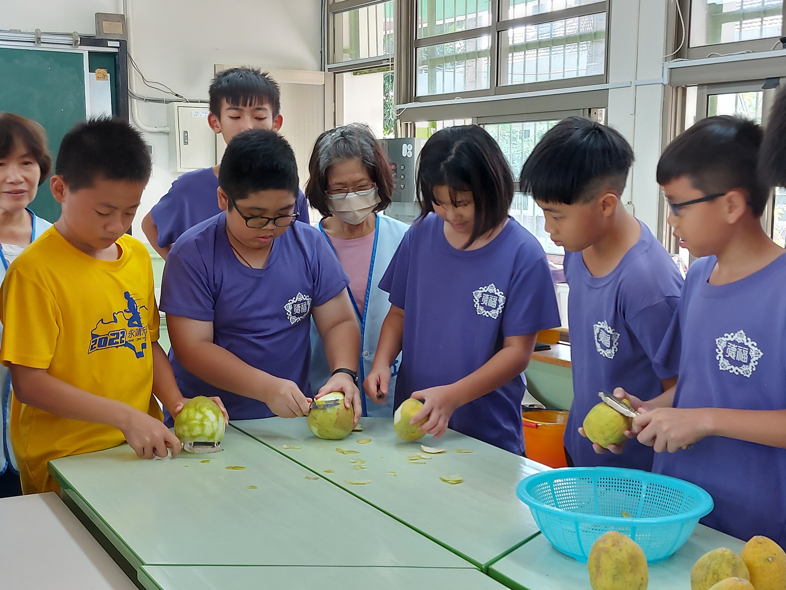 ▲福德國小六年級學生善用柚子皮製作天然洗潔劑，在食農教育成果嘉年華活動中設攤銷售，自行籌措畢業旅讀課程經費。（福德國小提供）