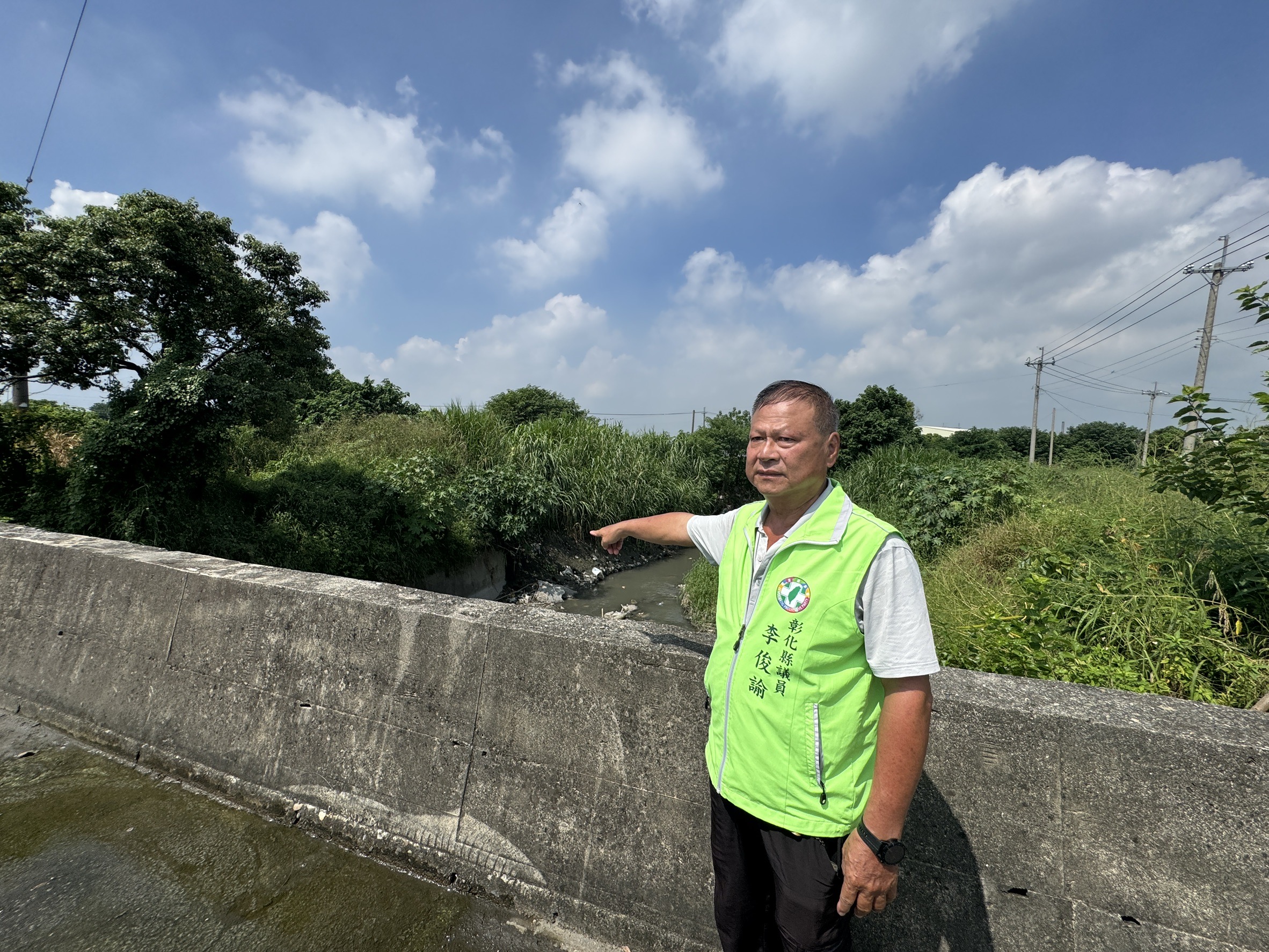▲溪州鄉的舊濁水溪堤岸兩旁的雜草生長茂盛，險些將兩旁道路遮蔽，已影響到居民的視線。（記者張溎壕攝）