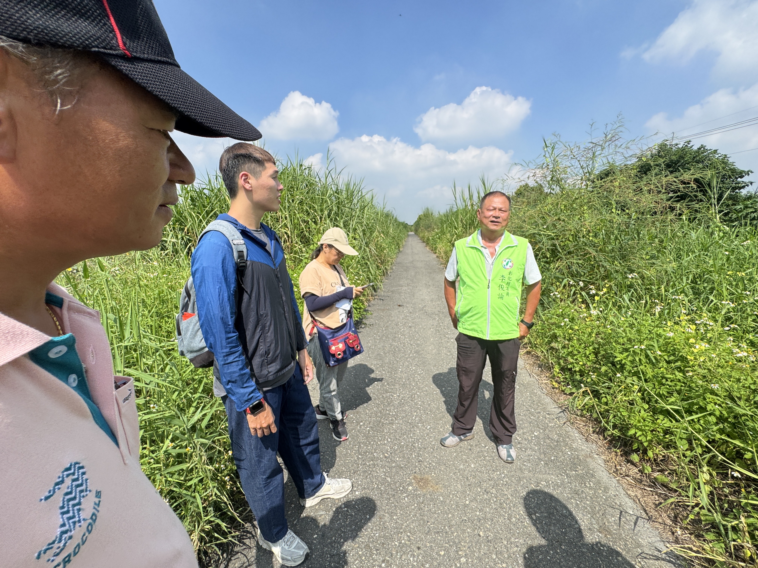 ▲溪州鄉的舊濁水溪堤岸兩旁的雜草生長茂盛，險些將兩旁道路遮蔽，已影響到居民的視線。（記者張溎壕攝）