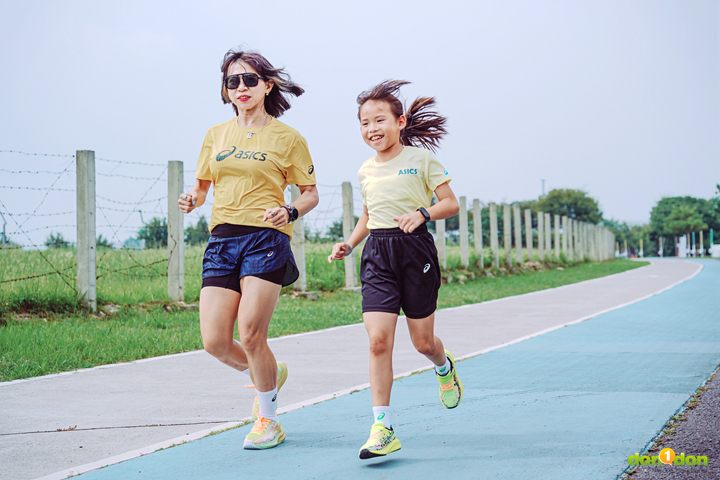 強悍絢麗成焦點 ASICS NOOSA TRI 鐵人母女檔的體育課