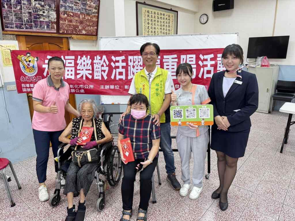 ▲彰化市長林世賢由永福里長向玉蓮(左1)陪同發放禮金並向長者賀節。(記者林明佑翻攝)