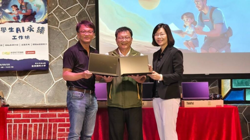 Lenovo捐贈5台筆提供社區孩童數位學習,由芥菜種會執行長李肇家(中)代表接受。圖左一為Lenovo台灣區總經理林祺斌,右一日商富士通終端運算有限公司總經理吳宜芯。(芥菜種會提供)