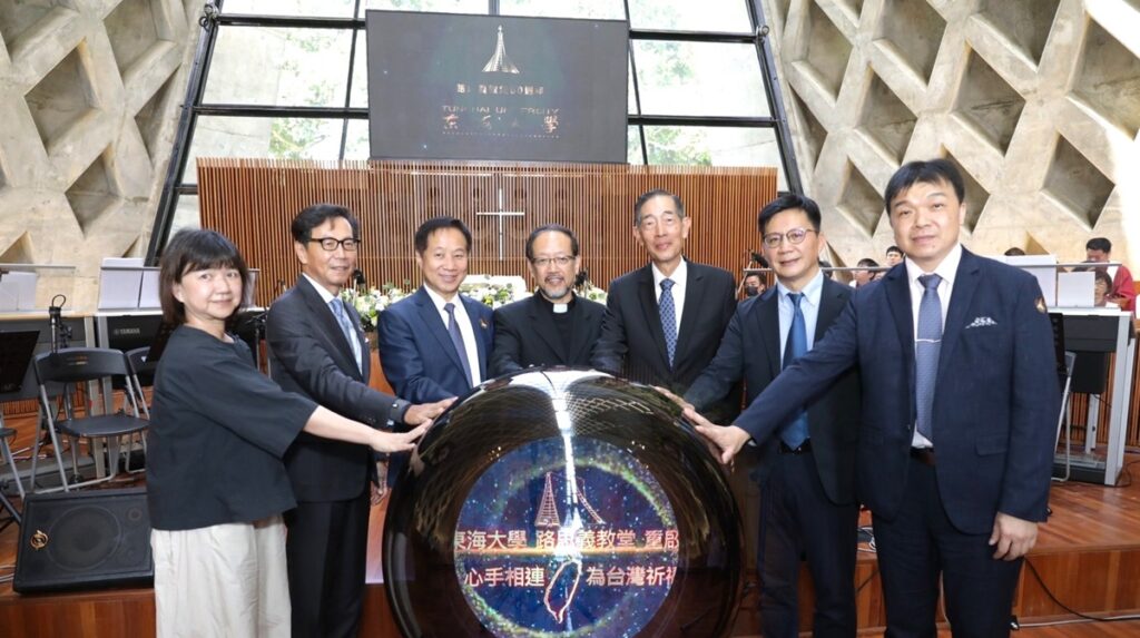 點燈儀式邀請貴賓一同為台灣社會祈福。(圖/東海大學提供)