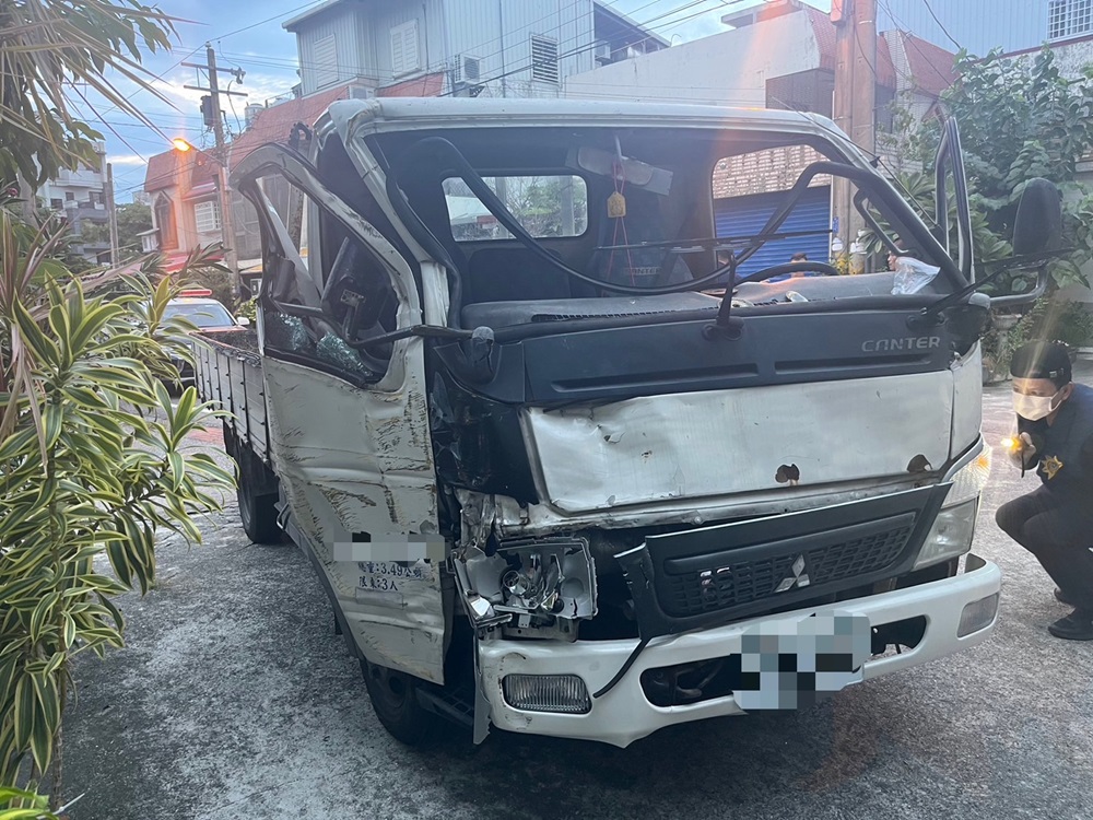 無照連撞3車逃逸 48歲肇事男死巷內落網 252 cnews204240926a10