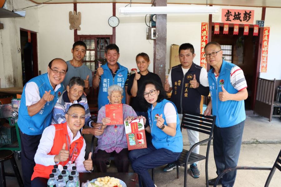 邱俐俐慰訪泰安鄉百歲人瑞 祝賀福壽安康