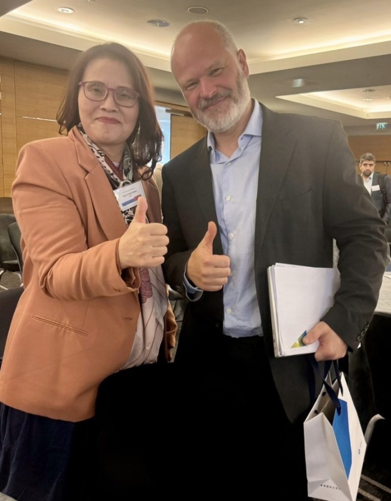王怡心與座談會主持人Pedro Faria ,EFRAG(歐洲財務報告諮詢小組)環境領袖合影。