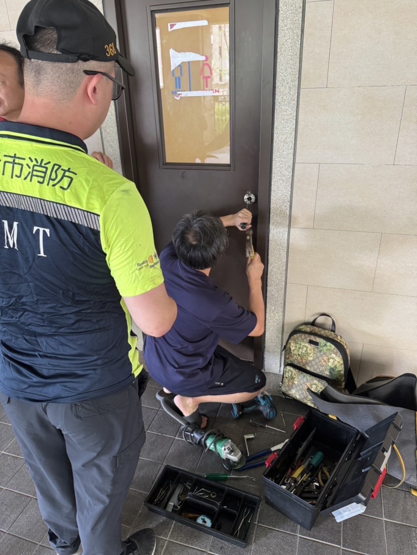 員警到場救援,消防人員破壞門鎖,順利救出該民眾。(記者薛秀蓮翻攝)