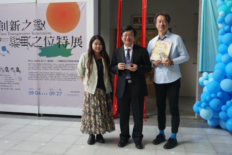 ▲廣達文教藝文處協理吳宛娟(左)頒發計畫盟主獎座與感謝狀予虎科大校長張信良(中)及藝術中心主任李彥希。(記者劉春生攝)