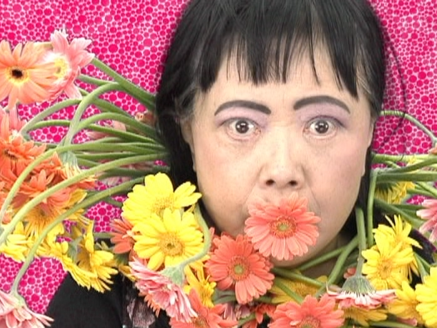草間彌生是日本近代三大代表藝術家之一,此作品為《花強迫(非洲菊)》,1999,1'21_,彩色錄像、無聲,藝術家自藏。圖/北師美術館提供