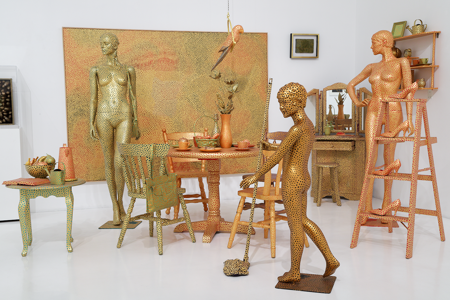 4草間彌生,《幻影的彼方》,1999,尺寸依場地而定,複合媒材,W Collection,圖/北師美術館提供