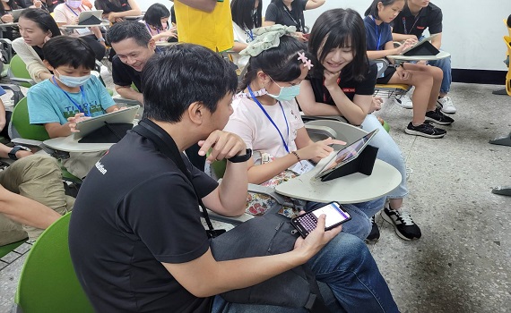 翻轉孩子的人生！芥菜種會攜手Lenovo前進偏鄉　陪學生體驗AI