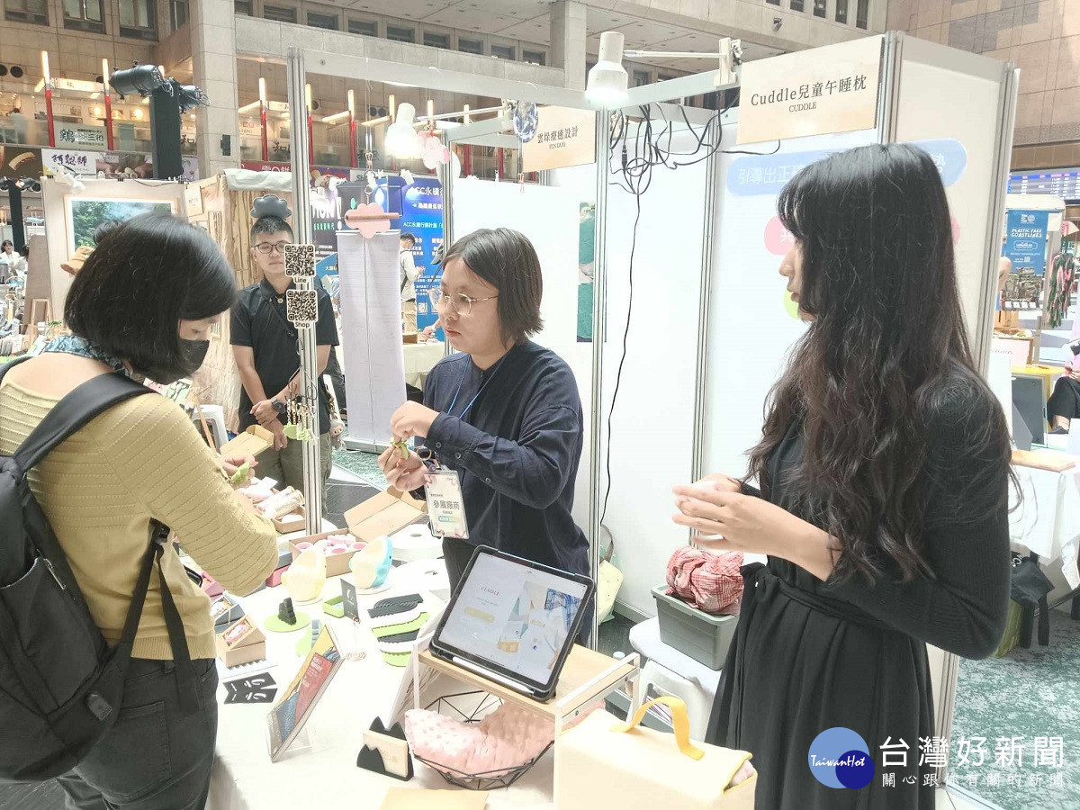 中原商設應屆畢業生高郁珊和戴嘉妤共同創作Cuddle兒童午睡枕,獲得好評。