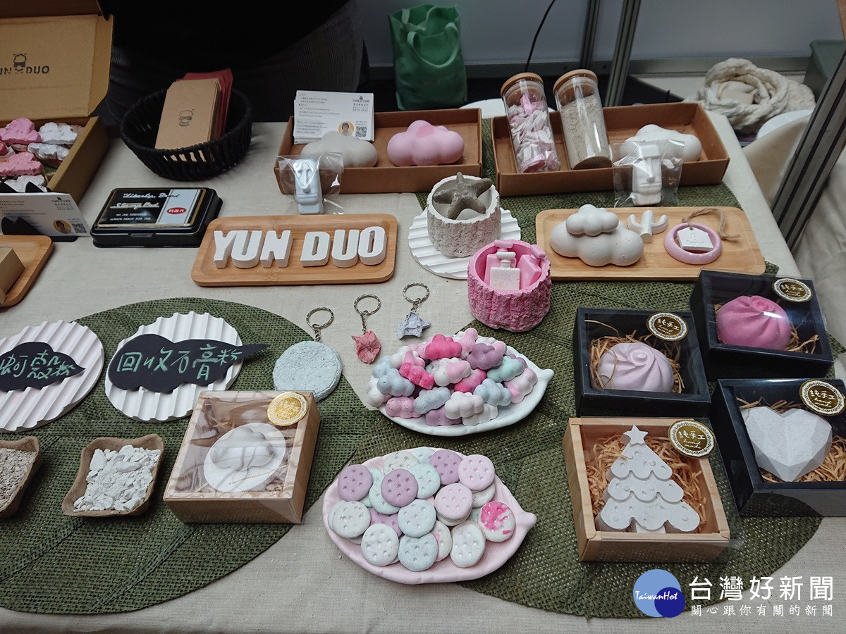 中原商設系結合海廢牡蠣殼粉,創作療癒感十足的擴香石。