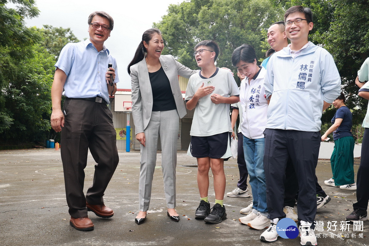 許縣長與同學互動非常親切。(縣府提供)