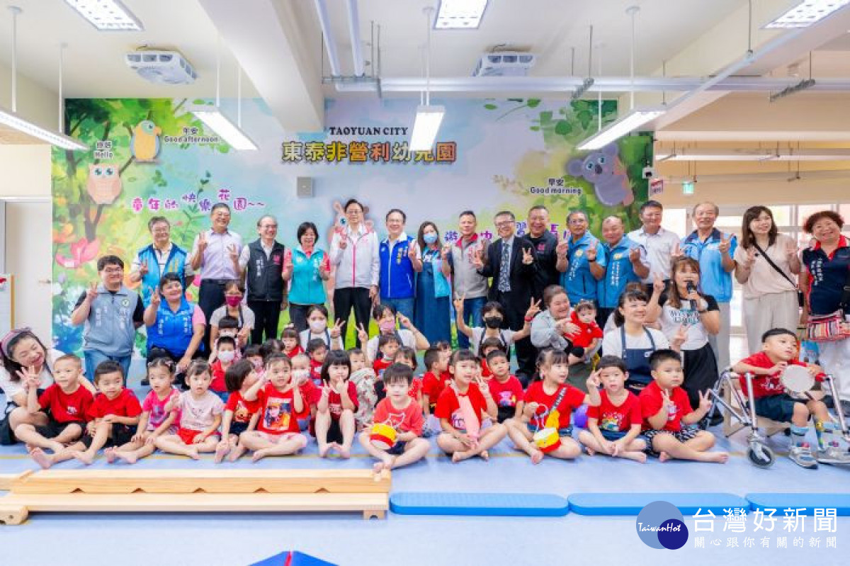 桃園市長張善政出席八德區白鷺市民活動中心揭牌儀式，與貴賓們合影。