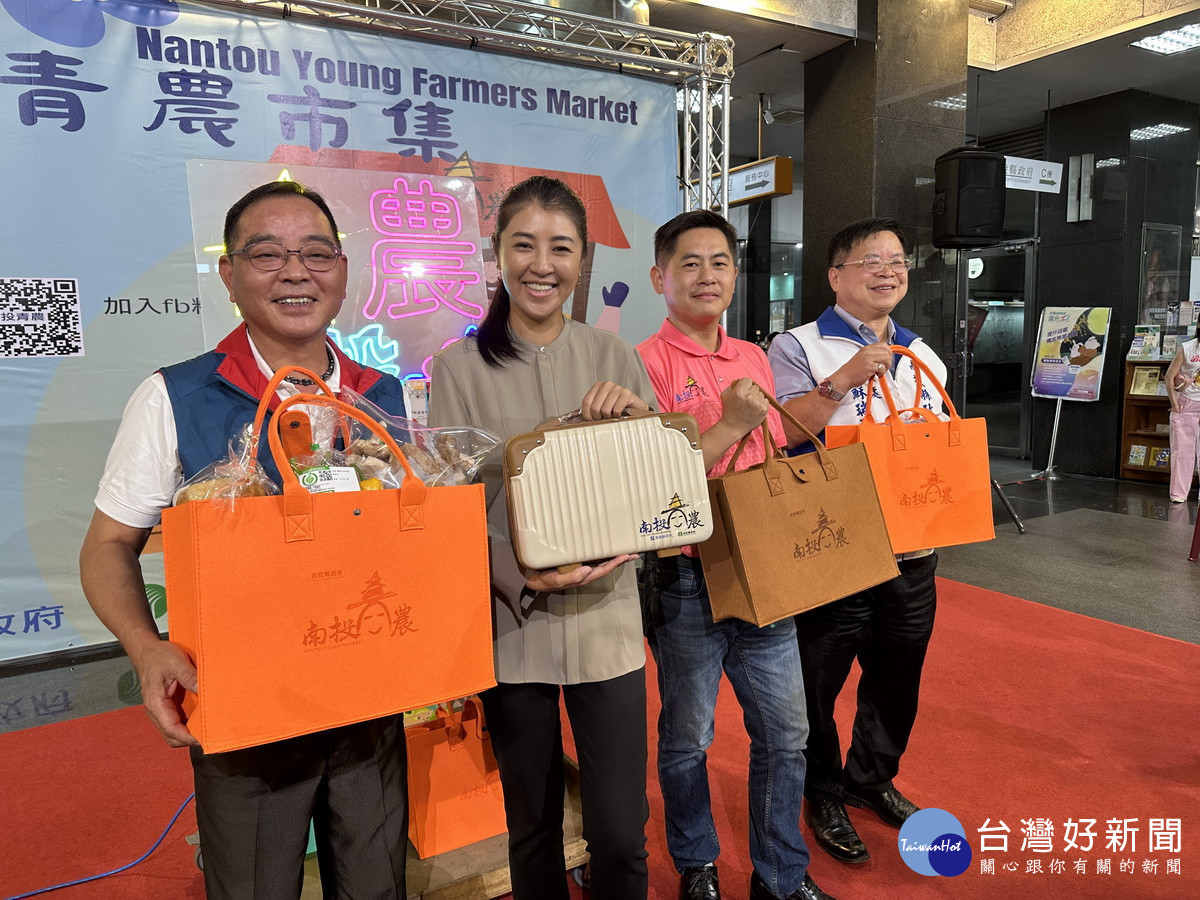 許縣長等展示青農優質產品與美麗購物袋。(記者扶小萍攝)
