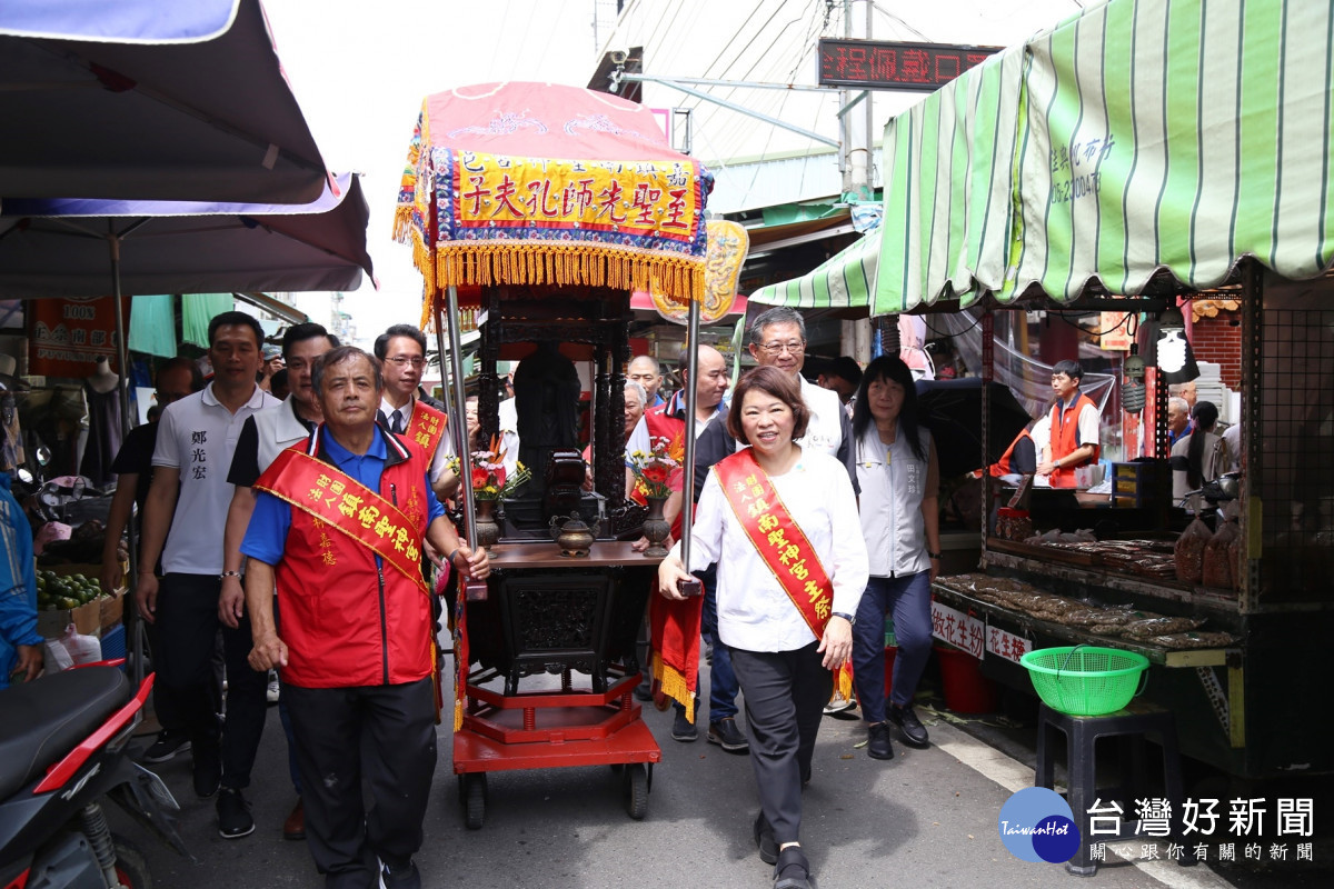 孔子神轎遶行市區/嘉義市府提供