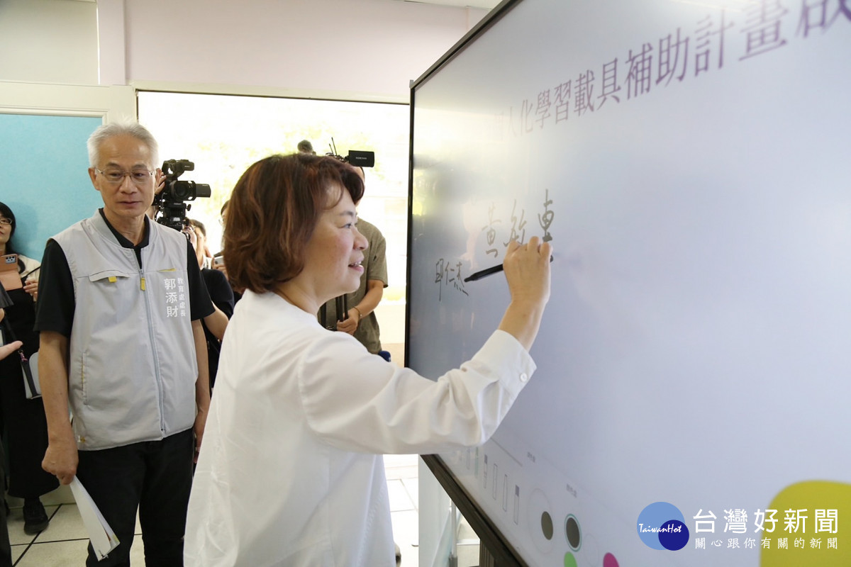 嘉義市府獲教育部113年「智慧互動屏結合個人化學習載具補助計畫」支持，成為全國唯一百分百通過的縣市／嘉義市府提供