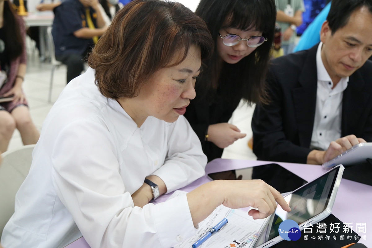 嘉義市府獲教育部113年「智慧互動屏結合個人化學習載具補助計畫」支持,成為全國唯一百分百通過的縣市/嘉義市府提供
