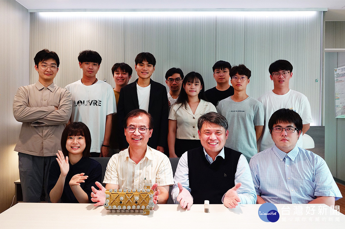  機械系曾重仁教授（前左二）與材料所洪緯璿教授（前右二）團隊合作開發陰離子交換膜水電解器。<br /><br /> 