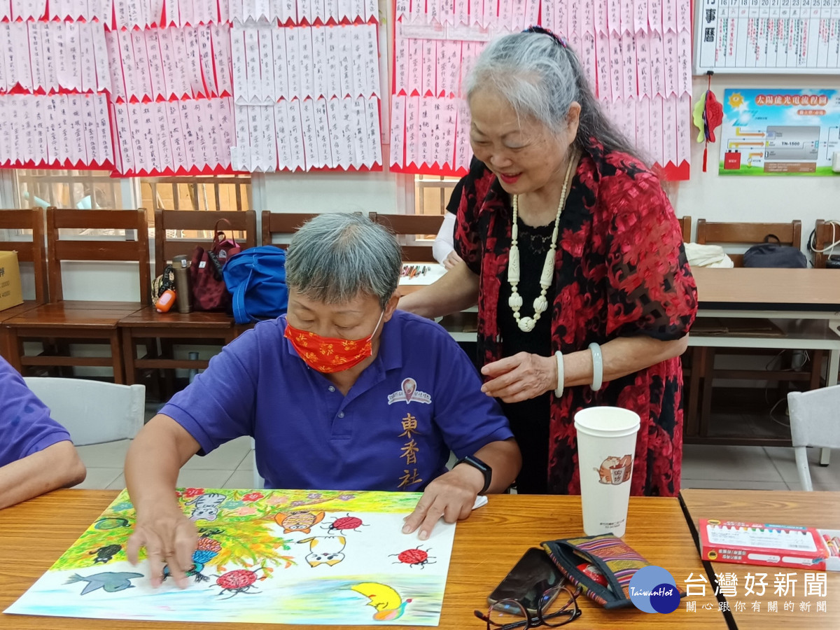 朱麗麗教授逐一引導、指導、鼓勵,讓長輩與志工們皆能發揮創意。