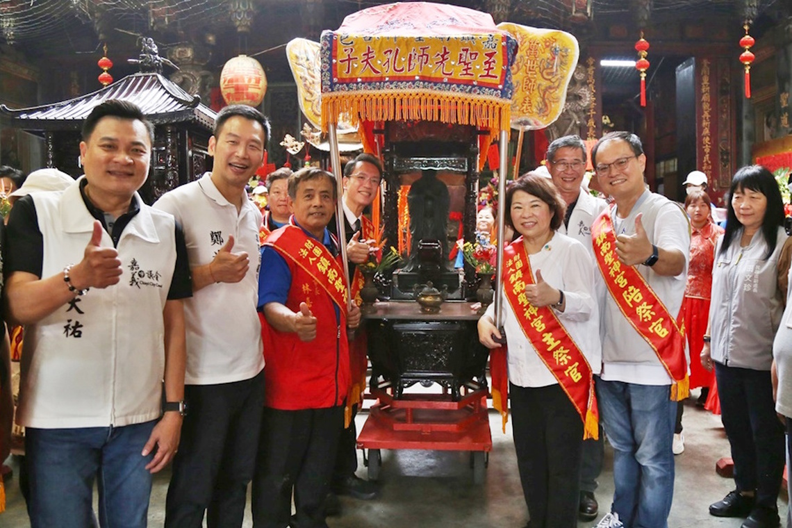 全台獨嘉 孔子神像繞境嘉義市區、入校賜福!黃敏惠市長祈求護佑學子平安、多元學習
