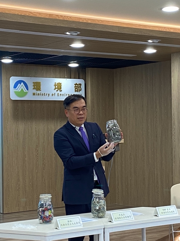 環境部長彭啓明親自說明SRF目的在「以廢轉能」，要經過純化去除雜質，再經過均質化轉製成好的固體再生燃料（記者黃楸玲／攝影）