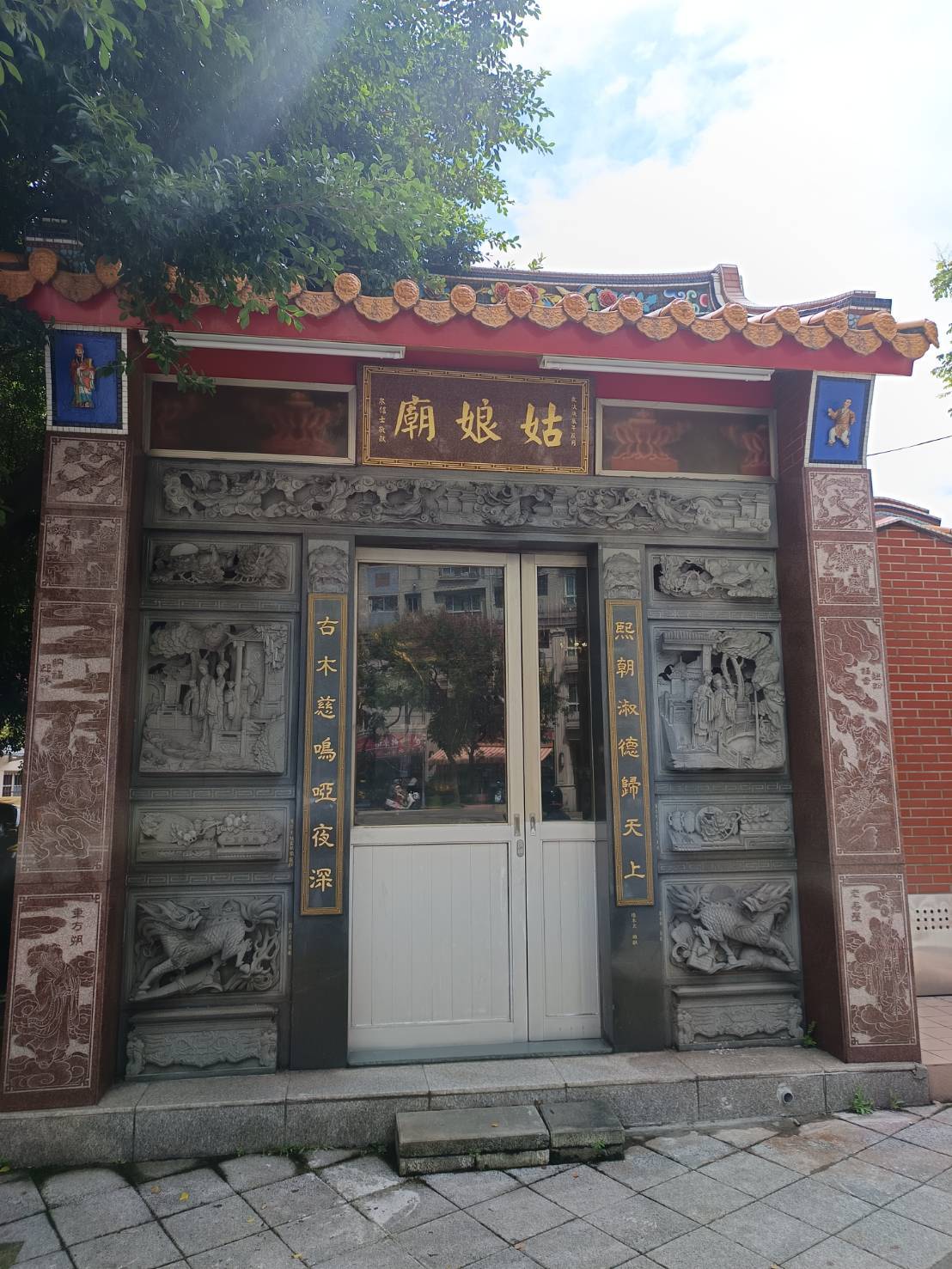 這間被大樹覆蓋著看似不起眼的小小廟宇，名為「姑娘廟」。記者 郭晉嘉拍攝