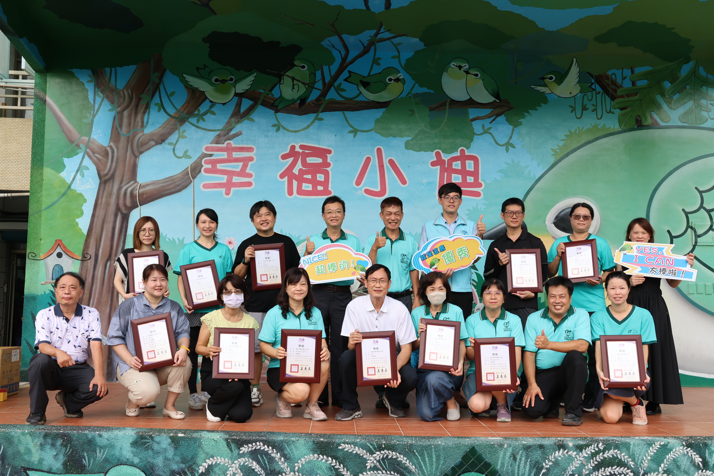 ▲員林市公所今年教師節禮品特別選用實用且具健康保護的抗菌被，象徵對教師們細心照顧學生的敬意。（記者張溎壕攝）