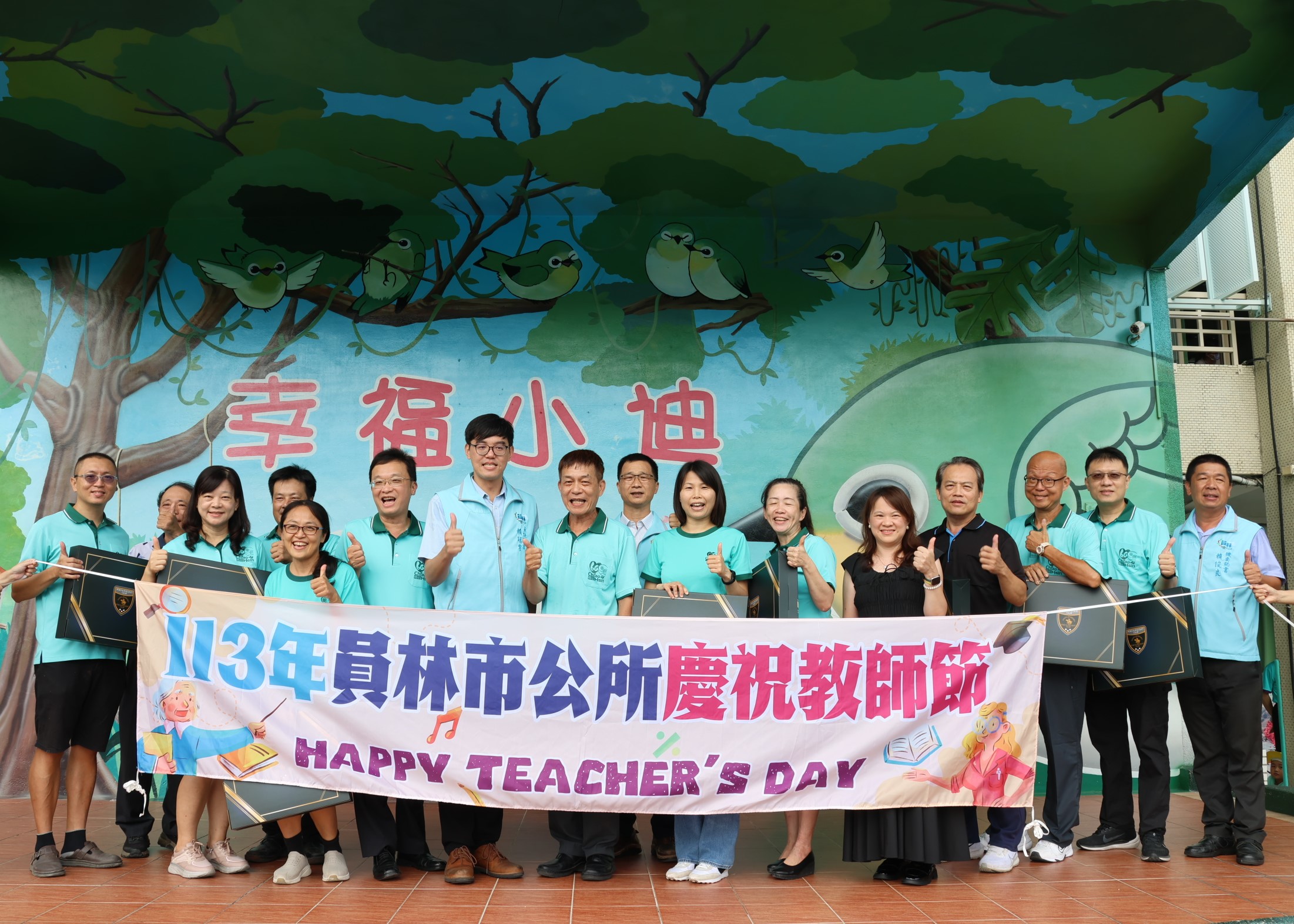 ▲員林市公所今年教師節禮品特別選用實用且具健康保護的抗菌被，象徵對教師們細心照顧學生的敬意。（記者張溎壕攝）
