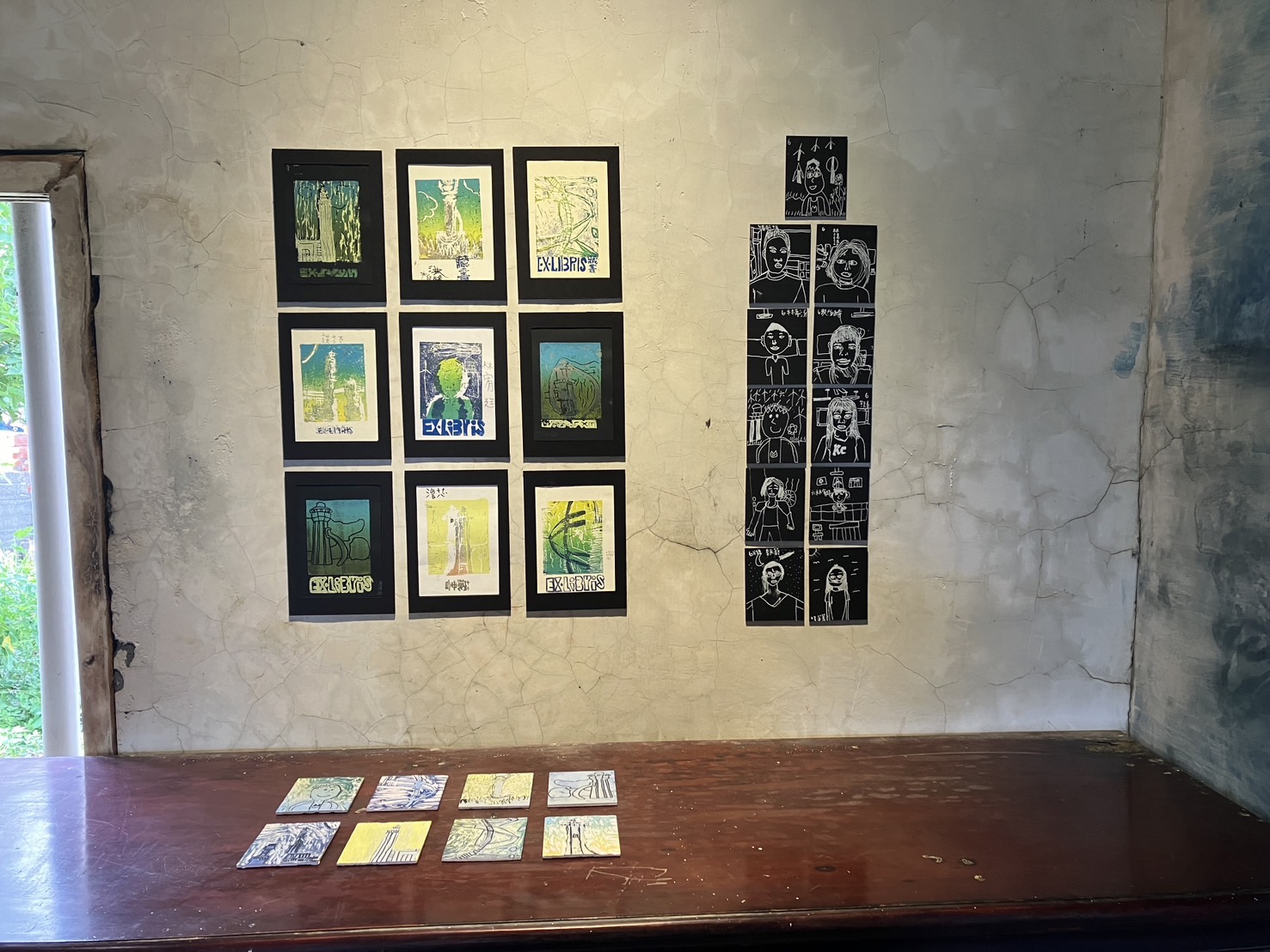 ▲彰化王功有機書店舉辦第二次藝術進駐展覽「洋洋大觀」，請新寶國小師生參與，作品分別在保順宮與有機書店展出。（王功有機書店提供）