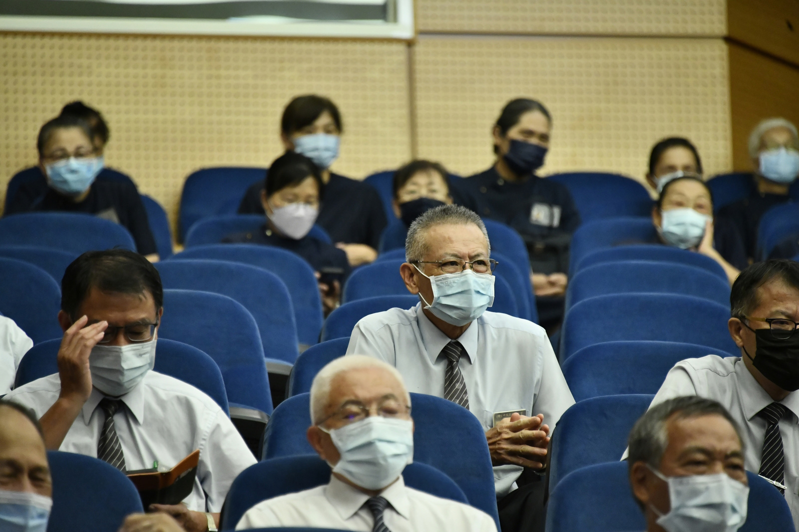 吳漢文師兄專心聆聽分享。