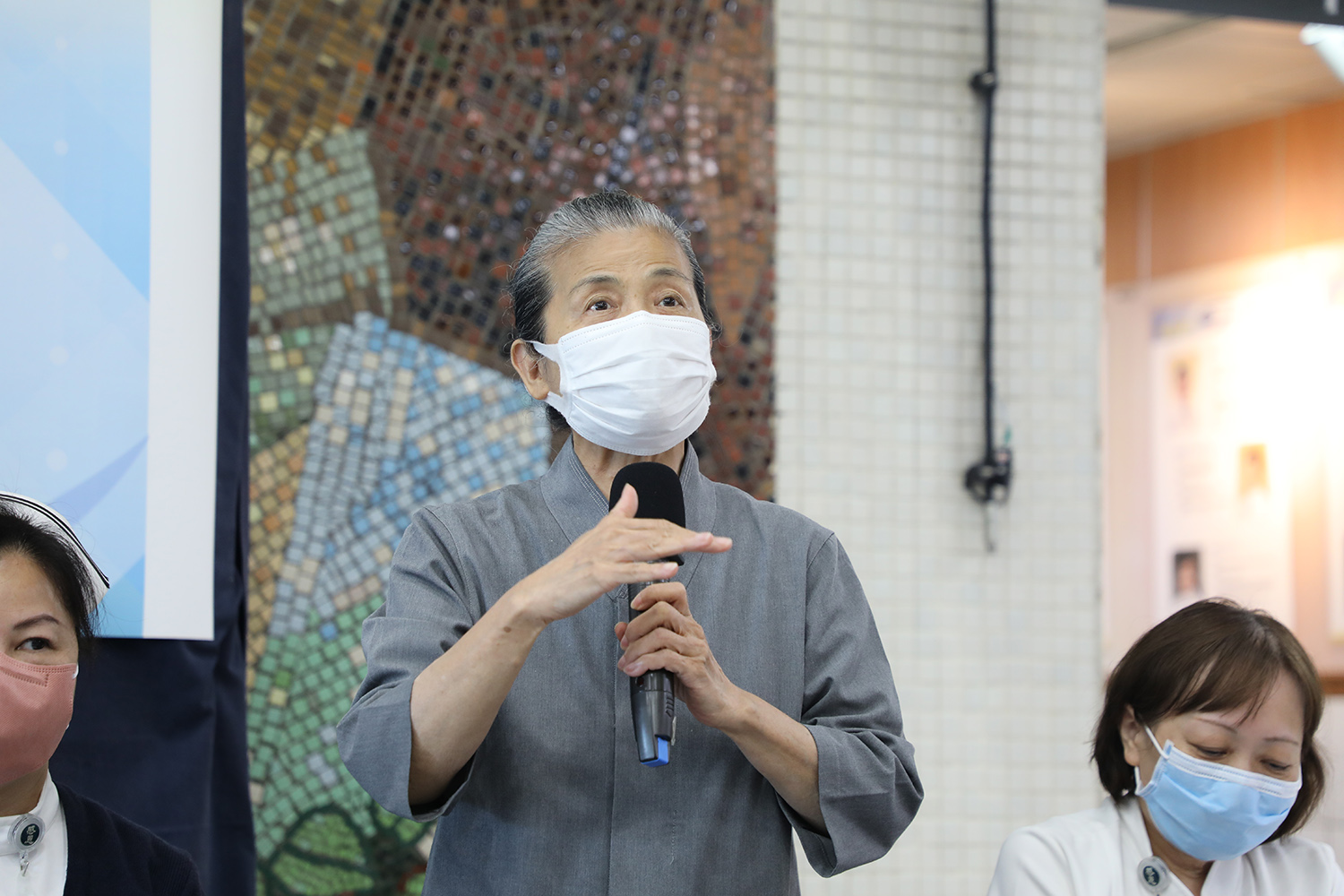 志工室主任顏靜曦師姊透露早在2003年,證嚴上人即希望邀志工扮演病人幫忙醫學生學習。